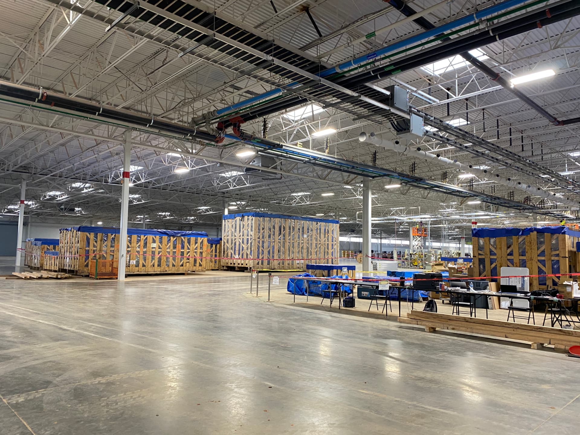 Manufacturing floor with overhead electrical distribution